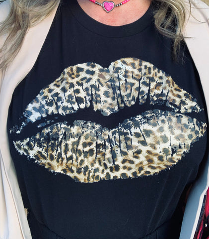 Leopard Kiss in Black T
